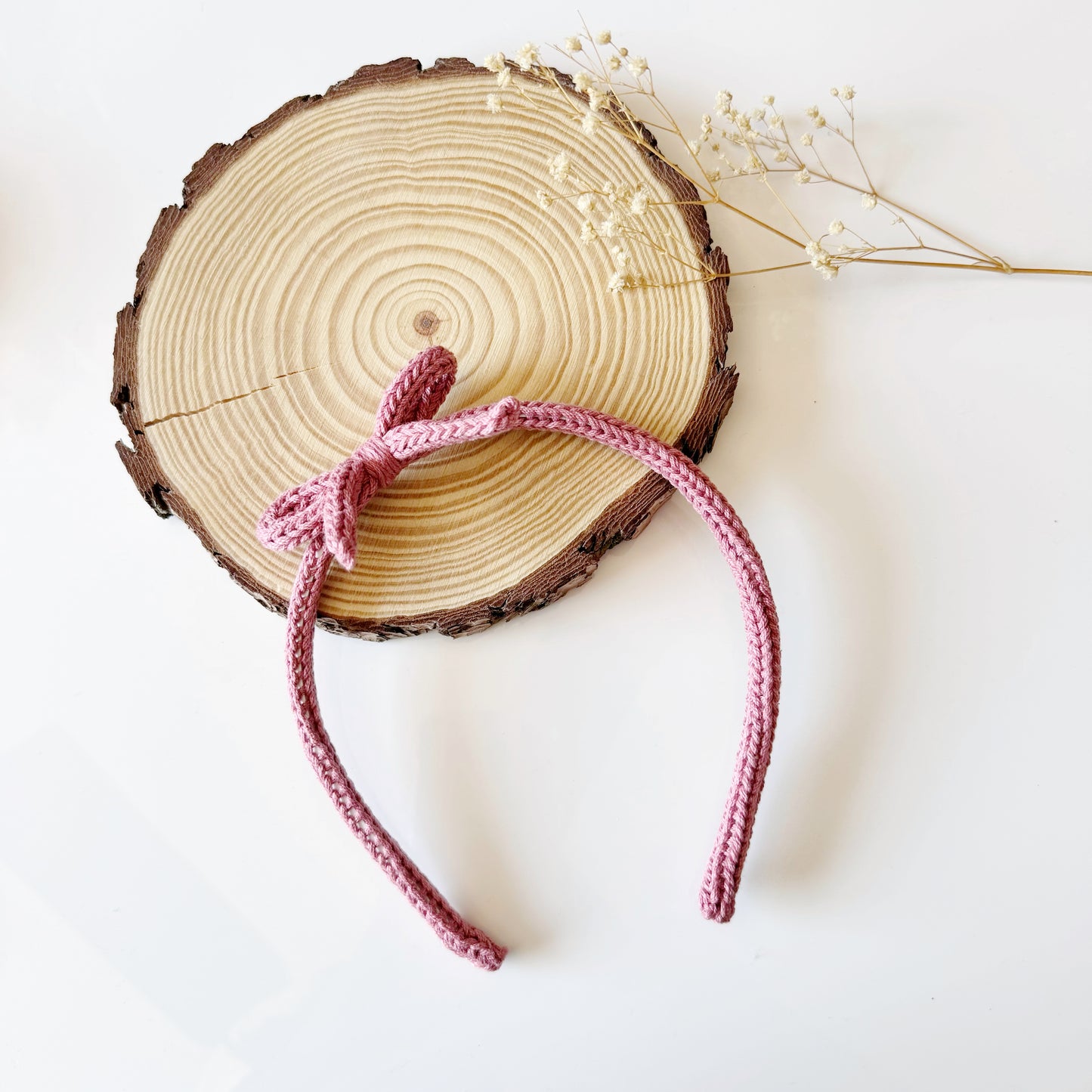 Diadema con moño tejida a mano