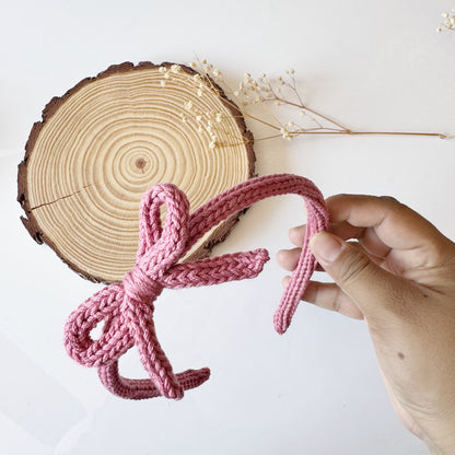 Diadema con moño tejida a mano